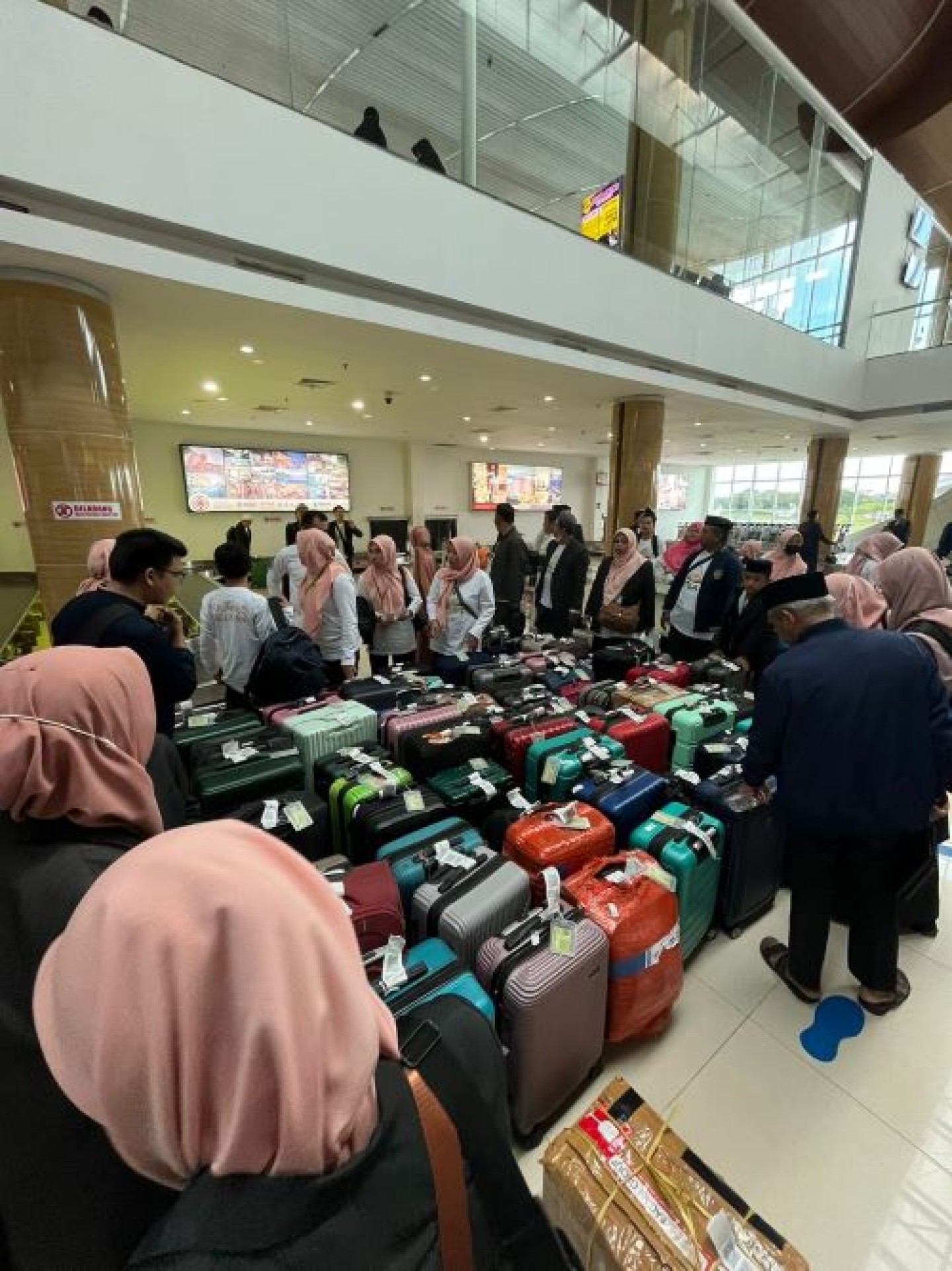 Bandara APT Pranoto Sibuk, Kafilah Disambut Meriah