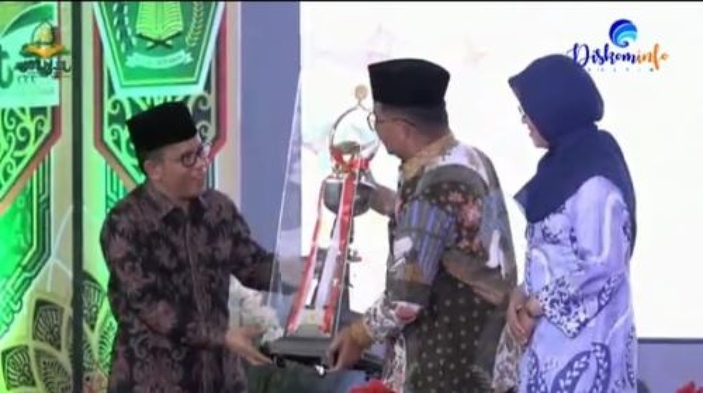 Malam Ta'aruf, Pj Gubernur Kaltim Terima Piala Bergilir Presiden