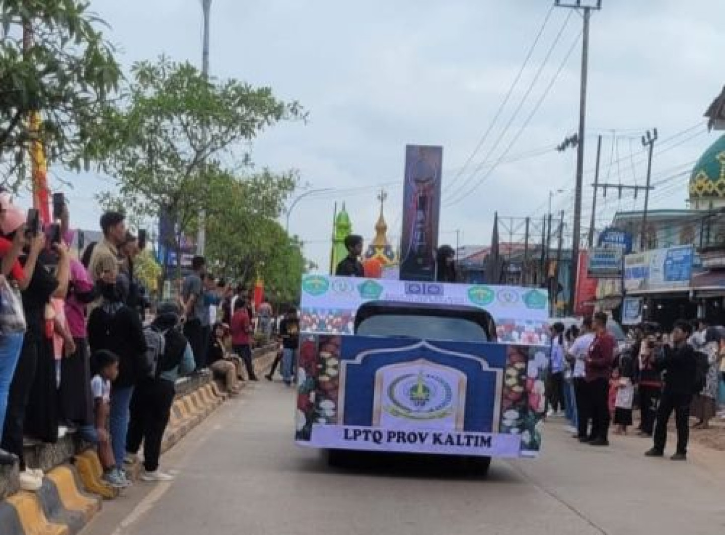 Mobil Hias LPTQ Kaltim Pertama Start Pawai Ta aruf Bupati Kutim Puji Kinerja LPTQ